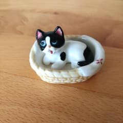 陶器製 ハチワレ猫の置物 バスケット入り - メルカリ