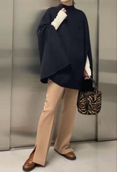 美品　23aw ウィムガゼット リバーケープコート カシミヤ　ポンチョ　ネイビー 美品 23aw ウィムガゼット リバーケープコート カシミヤ ポンチョ