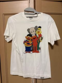 ユニクロ UT KAWS × セサミストリート 半袖 Tシャツ 白 Sのサムネイル