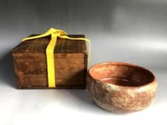 茶道具 古信楽 茶碗 在印 時代箱 骨董(K-YC524) 茶碗【古玩】時代 赤楽茶碗 共箱付 渦高台 陶印有（読み不明）古美術