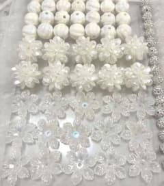 新品 送料込み 60点 処分 ビーズ大量まとめ売り ♡素敵な白でハンドメイド♡のサムネイル