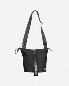 【再値下げ】marimekko マリメッコ　ブラックショルダーバッグのサムネイル