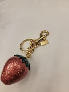美品 COACH イチゴ型グリッターチャーム キーチェーン付き - メルカリ