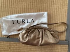 値下げ！FURLA ゴールド クラッチバッグ 保存袋付きのサムネイル