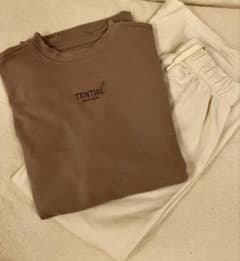 TENTAIL BAKUNEブラウン スウェットシャツとホワイトパンツ セット