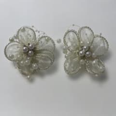 新品フラワーモチーフ ヘアクリップ 2個セット ホワイトのサムネイル
