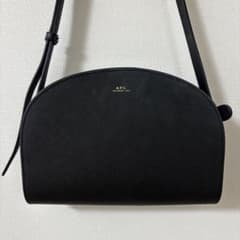 A.P.C. ブラックショルダーバッグ エンボスのサムネイル