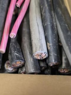 撤去品CVケーブル❤屑線 剥けばピカ銅❤　　20キロ❤使用感あります 現場撤去品❤CVケーブル❤皮剥けばピカ銅❤13キロ❤ - メルカリ