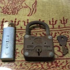 古い錠前 鍵付きのサムネイル