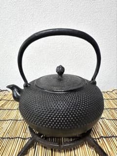 未使用、保管品　南部名人　熊谷 次郎(孝信)作　１５型アラレ　南部鉄瓶　南部鉄器 未使用、保管品 南部名人 熊谷 次郎(孝信)作 15型アラレ 南部鉄瓶