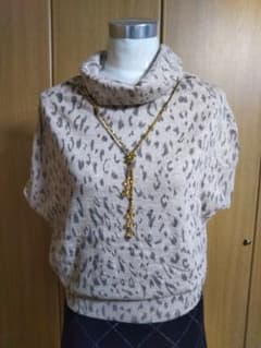 新品3色ありゆったりネックヒョウ柄柔らか薄手ニットのサムネイル
