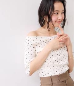【新品未使用】ドット柄 オフショルダー 半袖 カットソーのサムネイル