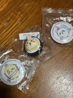 くら寿司✖️ちいかわ　うさぎフィギュア モモンガ缶バッジ ラッコ缶バッジのサムネイル