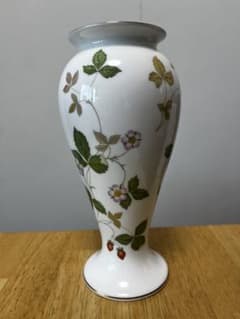 WEDGWOOD ワイルドストロベリー花瓶 黒壺 - メルカリ