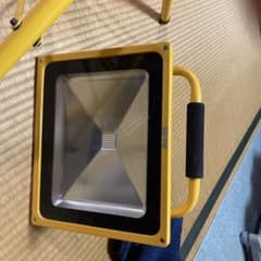 電気と三脚のサムネイル