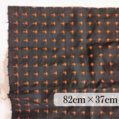[はぎれ] 黒地×朱赤 布 絣風小紋 古布 82×37㎝のサムネイル