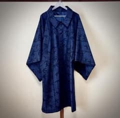 未使用に近い　男物角袖コート ミドル丈 正絹紬 文様 濃紺 着丈107CMのサムネイル