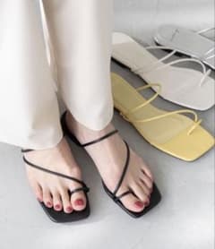 美品 welleg ナローストラップローヒールサンダルのサムネイル
