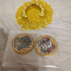 妖怪ウォッチ、妖怪レジェンドエンブレム、妖怪メダル2枚。 - 2