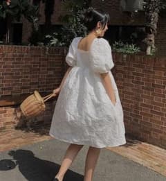 白ワンピース　パフスリーブ　二次会のサムネイル