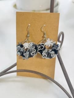 ハンドメイド クリスタルフラワー＆デニムフリル デザイン ピアスのサムネイル