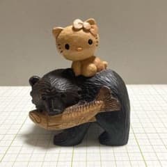 レア　木彫り　鮭を咥えたクマに乗るハローキティ　サンリオ レア 木彫り 鮭を咥えたクマに乗るハローキティ サンリオ - メルカリ