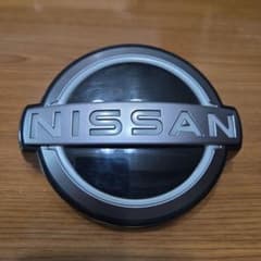 Nissan 光るエンブレム 62890-5MP0A - メルカリ