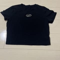 メタルロゴ ショート丈 Tシャツ ブラックのサムネイル
