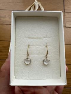 【mederujewelry】 ヘキサゴンカット水晶ピアスk18 mederujewelry】 ヘキサゴンカット水晶ピアスk18 - メルカリ