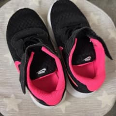 Nike ブラック/ピンク スニーカーのサムネイル