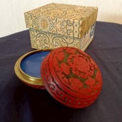 中国美術 堆朱 香合 黒地紅花 伝統工芸 - メルカリ