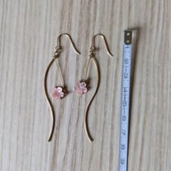 桜モチーフ ロングピアス ゴールドカラーのサムネイル