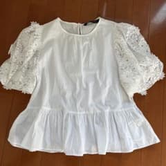 週末限定　お値下げ　ZARA レース花柄刺繍　ペプラムブラウスのサムネイル
