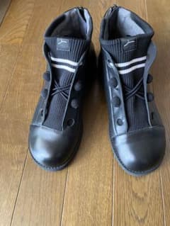 センソユニコ慈雨ショートブーツ ブラック - メルカリ