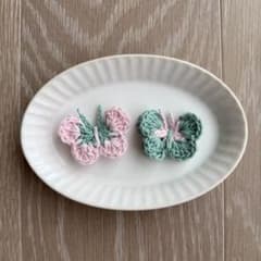 ハンドメイド かぎ針編み ちょうちょのヘアクリップ ピンク×グリーン2個セットのサムネイル