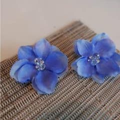 フラワーピアス(スワロフスキー付き) blueのサムネイル