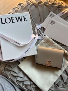 今期新作 LOEWE ベージュ 三つ折り財布 新品未使用のサムネイル
