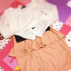 ホワイト×サーモンピンク ペプラムワンピのサムネイル