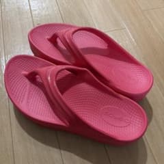 9/27限定価格！OOFOS OOmega サンダル ピンク - メルカリ