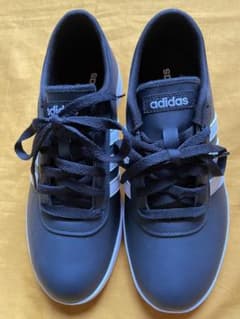 adidas スニーカーのサムネイル