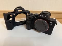 美品SONY α7III ボディ （シリコンケース、バッテリー、ストラップ付き）のサムネイル