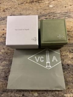 Van Cleef & Arpels ジュエリーケース（空き箱） - メルカリ