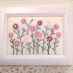 ハンドメイド コスモス刺繍のフォトフレームのサムネイル