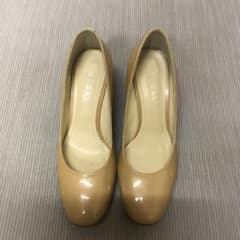 エナメルパンプス ベージュのサムネイル
