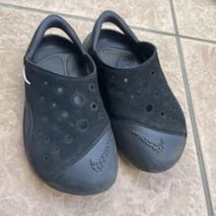 Nike ブラック サンダル穴あきデザイン