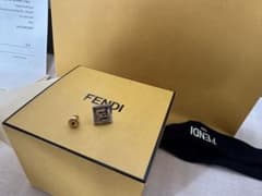 最終値下げ・早い者勝ち'FENDI 片耳ピアスFFロゴ　ゴールドスタッズピアスのサムネイル