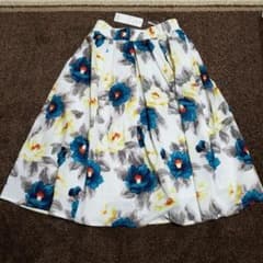 新品　花柄スカートのサムネイル