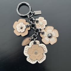 coach コーチ　花モチーフ キーホルダー・キーリング　ベージュ×白 coach コーチ 花モチーフ キーホルダー・キーリング ベージュ×白