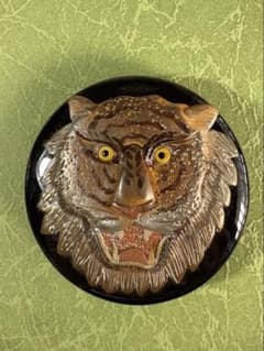 琉球漆器　虎　丸型　黒色　ループタイ