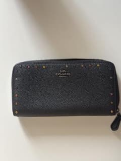 COACH コーチ スタッズデザイン ラウンドファスナー長財布 - メルカリ